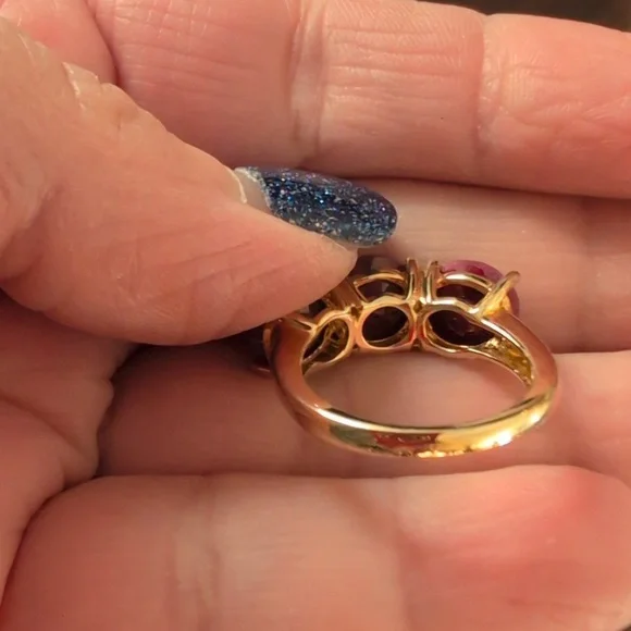 Elegant Gold and Red Gemstone Ring - Picture 6 of 8